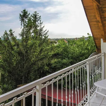 Three-bedroom Holiday In 度假居 Balatongyörök